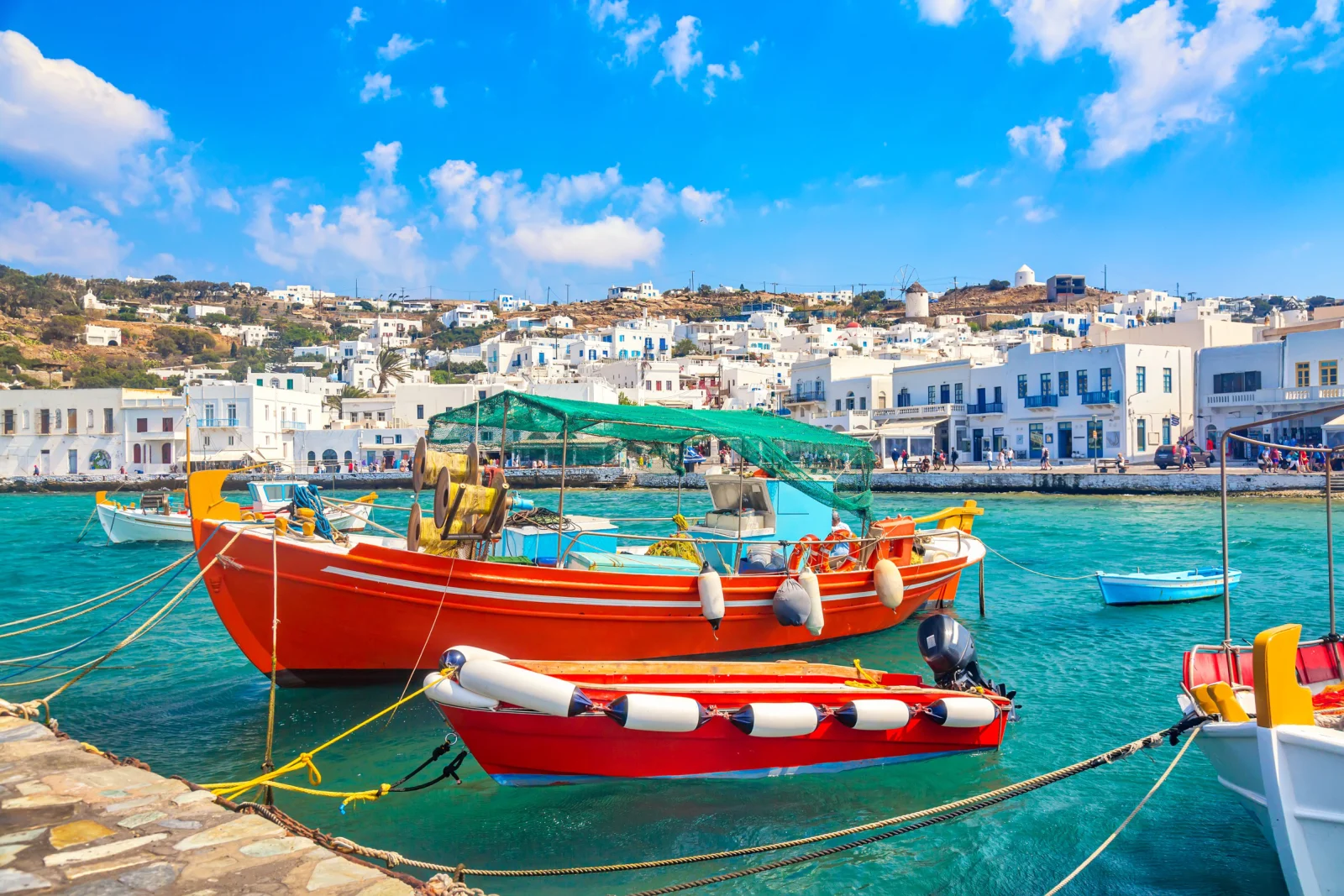Το λιμάνι της Χώρας στη Μύκονο με ψαρόβαρκες δεμένες στην προκυμαία
