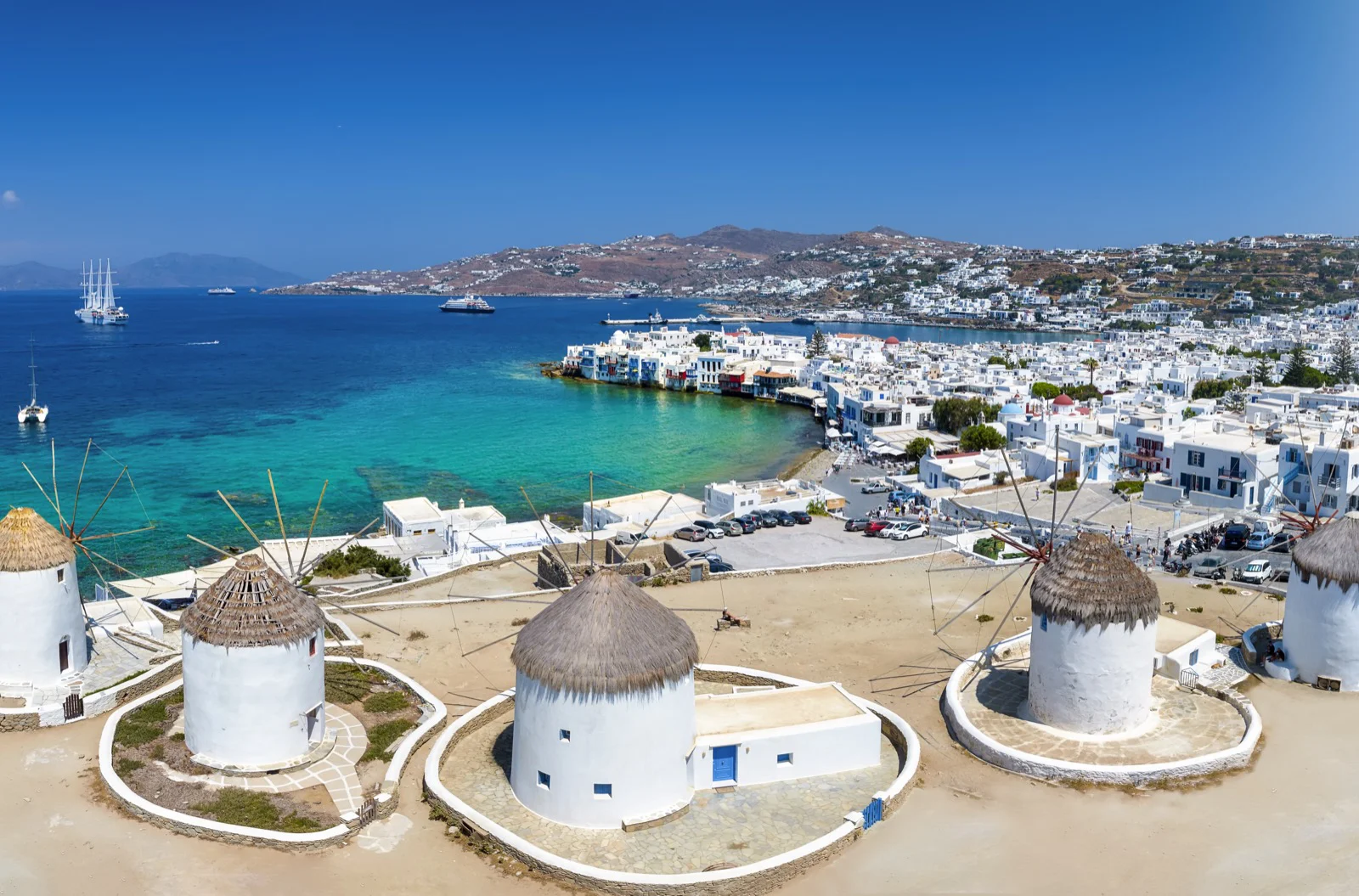 Πανοραμική άποψη της Χώρας Μυκόνου με τους ανεμόμυλους στην ακτή